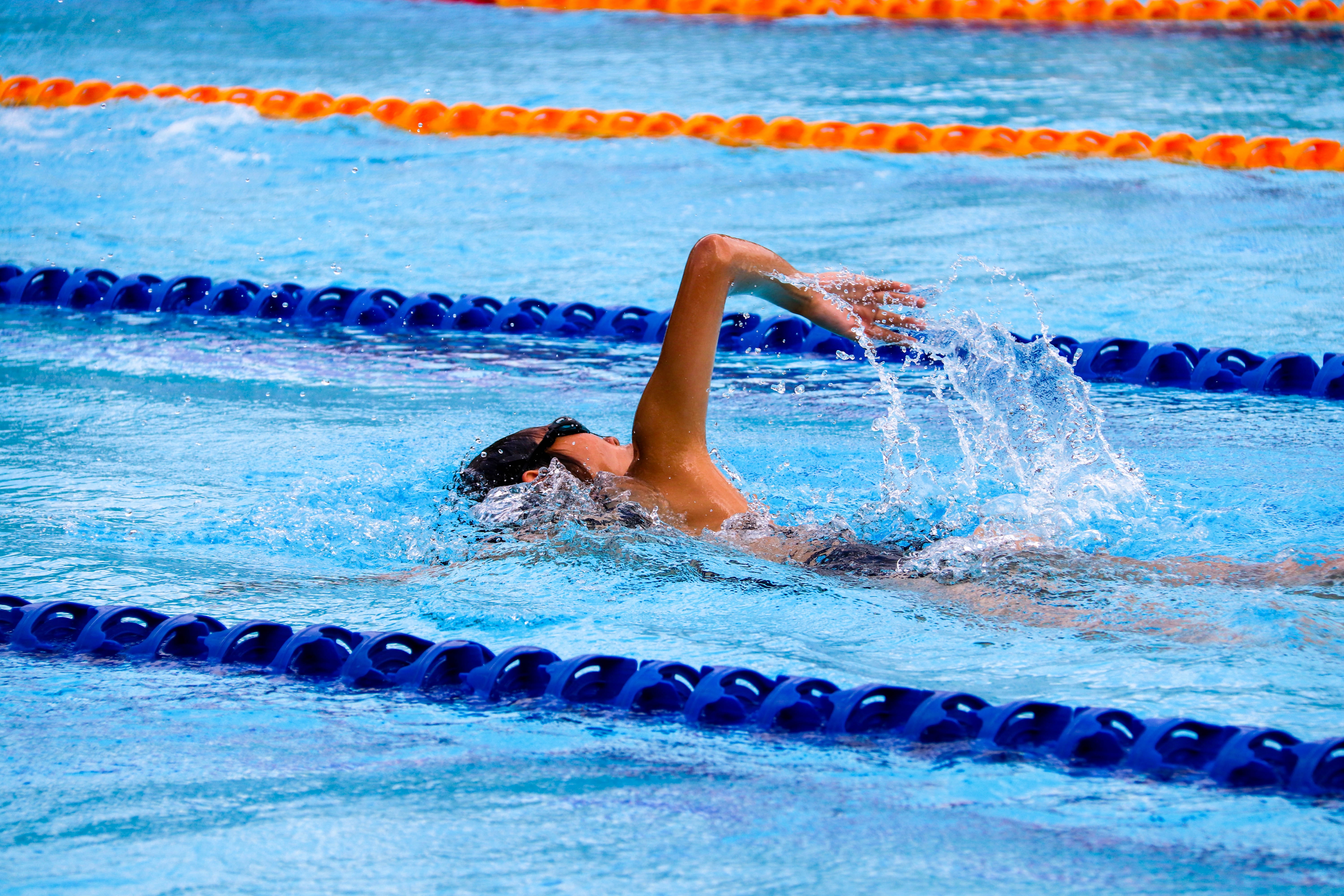 動動無限AcXport的專業教練帶你一起游泳減肥！